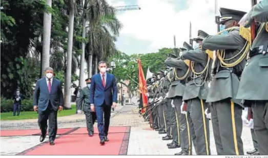  ?? BORJA PUIG DE LA BELLACASA / EFE ?? El presidente del Gobierno, Pedro Sánchez, junto al presidente de Angola, Joao Lourenço, a su llegada ayer al Palacio Presidenci­al de Angola, en Luanda.