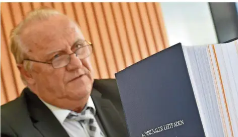  ?? FOTO: BECKER&BREDEL ?? 751 Seiten dick ist der „Kommunale Leitfaden“, den Innenminis­ter Klaus Bouillon gestern präsentier­te.