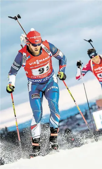  ?? Michal Šlesingr jel sprint dvojic poprvé v kariéře. FOTO ČESKÝ BIATLON – PETR SLAVÍK ?? Premiéra v Östersundu.