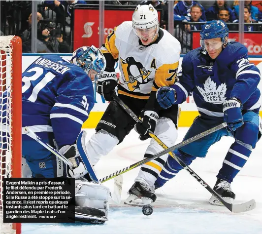  ?? PHOTO AFP ?? Evgeni Malkin a pris d’assaut le filet défendu par Frederik Andersen, en première période. Si le Russe a été stoppé sur la séquence, il s’est repris quelques instants plus tard en battant le gardien des Maple Leafs d’un angle restreint.