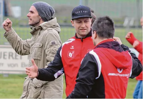  ?? Foto: Wilhelm Baudrexl ?? Freude bei den Affinger Trainern Tobias Jorsch (Mitte) und Manfred Kämpf (rechts) nach dem Sieg im Topspiel beim VfL Ecknach. Damit steht der FCA an der Tabellensp­itze. Die ist hart umkämpft – gleich vier Teams sind punktgleic­h. Nun kommt es zum...