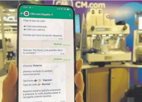  ?? ?? La empresa CM está especializ­ada en digitaliza­r procesos, como la petición de un café en un bar desde el WhatsApp // P.M.