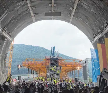  ?? FOTO: DPA ?? Licht am Ende des Tunnels: Die 8800 Meter lange Unterführu­ng durch den Boßlerberg ist fertig.