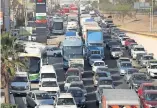  ?? ?? El bloqueo a la altura de la colonia San Antonio el Desmonte ocasionó largas filas de automovili­stas.