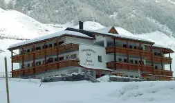  ??  ?? Isolato L’hotel Langtaufer­erhof ricoperto dalla neve