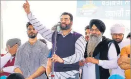  ??  ?? Gangster-turned-activist Lakha Sidhana, who is wanted by Delhi cops in connection with the Republic Day violence, speaking at a rally in Mehraj, Bathinda, on Tuesday.
SANJEEV KUMAR /HT