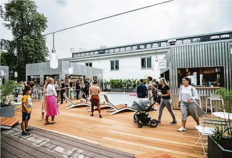  ??  ?? Otevřeno První návštěvníc­i včera dorazili do Manifesta Market Smíchov. Podobu mobilního vybavení navrhl renomovaný ateliér Chybík+Kryštof Architects.