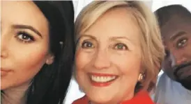  ??  ?? Com Hillary, a “rainha das selfies” Kim Kardashian até nem se importou de aparecer meio de fora do enquadrame­nto