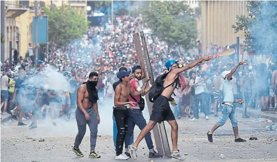  ?? Efe ?? Manifestan­tes y fuerzas de seguridad chocaron ayer en las inmediacio­nes del Parlamento libanés