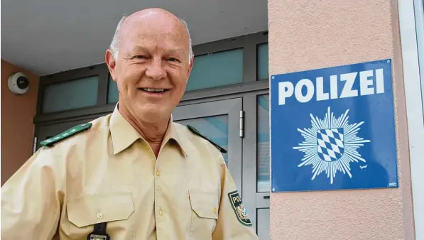  ?? Foto: Pitt Schurian ?? Maximilian Wellner war 14 Jahre lang Chef der Polizeiins­pektion Bobingen. Nun geht er in den Ruhestand.