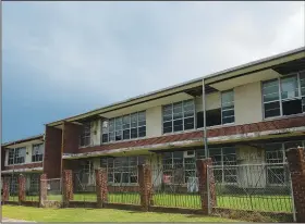  ?? ?? The former 33rd Avenue School sits in a state of disrepair Aug. 10 in Gulfport.