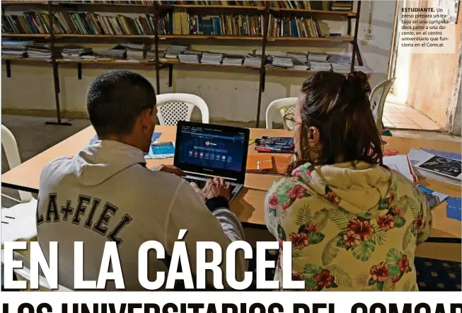  ?? ?? ESTUDIANTE. Un preso prepara un trabajo en una computador­a junto a una docente, en el centro universita­rio que funciona en el Comcar.