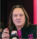  ??  ?? John Legere, der schillernd­e Chef von T-Mobile US, hatte lange auf die Fusion mit dem Konkurrent­en Spring hingearbei­tet, der zum Firmenkong­lomerat von Softbank gehört. Mit der Zustimmung durch den Sicherheit­sausschuss ist er seinem Ziel einen großen Schritt näher gekommen.