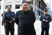  ?? (Photo agence officielle nord-coréenne KCNA) ?? Sur les images diffusées par la télévision nordcoréen­ne, Kim Jong-un est montré comme inaugurant une usine en compagnie de sa soeur Kim Yojong, dont certains disaient qu’elle lui avait succédé.