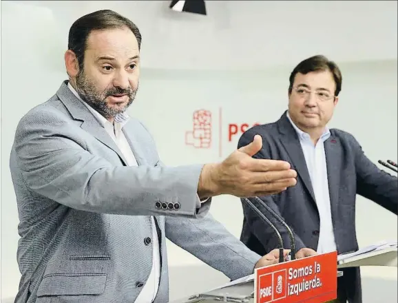  ?? EMILIA DE FRUTOS GUTIERREZ ?? El Gobierno y los dirigentes del PSOE se pronunciar­on ayer contra el referéndum que quiere convocar Puigdemont