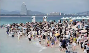  ?? ?? Sanya in Hainan Province is popular with those seeking a winter respite. — Xinhua