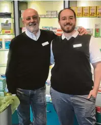  ?? Fotos: Birgit Meinl ?? Der Generation­enwechsel bei den Lenharts ist vollzogen: Sohn Sebastian folgt in der Bären Apotheke auf Vater Norbert.