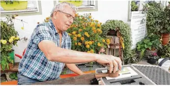  ?? Foto: Heribert Andres ?? „Der Raps hat gerade 12,8 Prozent. Will man verkaufen, darf er nur neun Prozent haben“, blickt Landwirt Klaus Freihart auf das Messgerät. Restfeucht­e ist eines der großen Probleme bei der Ernte 2021 auf dem Härtsfeld.