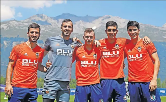  ??  ?? IMAGEN PARA LA HISTORIA. Gayà, Jaume, Lato, Ferran Torres y Carlos Soler posaron para AS durante la estadía en Suiza.