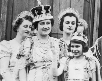  ?? Photo: Hulton Royals Collection/Getty ?? SOCIETY BELLE: Lady Ursula Manners (back, right) on the balcony of Buckingham Palace with the Queen and Princess Elizabeth after George VI’s coronation on May 12, 1937. An American admirer wrote: ‘Who is that girl with the widow’s peak?’