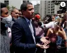  ??  ?? 1Polícia sai da casa do líder da oposição 2 Guaidó após o incidente