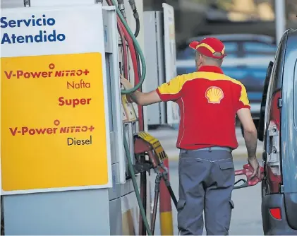  ??  ?? Más subas. El incremento de Shell pone más presión a las naftas y a la inflación de enero.