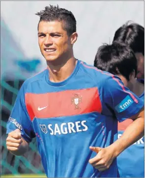  ??  ?? Cristiano, en el entrenamie­nto previo al debut de Portugal en el Mundial.