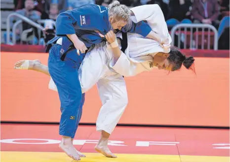  ?? FOTO: IMAGO IMAGES/HORST MÜLLER ?? Ein ganz besonderer Triumph: Beim Grand Slam in Düsseldorf besiegt Anna-Maria Wagner (rechts) ihre Dauerrival­in Luise Malzahn und holte später die Bronzemeda­ille. In Prag könnten die Konkurrent­innen bei der EM wieder aufeinande­rtreffen.