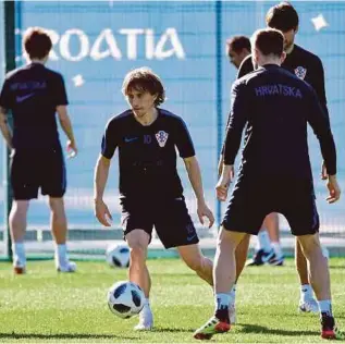  ??  ?? Modric (dua dari kiri) menjalani latihan bersama rakan sepasukan di Roshchino Arena menjelang pertemuan menentang Denmark, awal pagi esok.