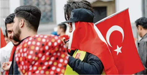  ?? Symbolfoto: Silvio Wyszengrad, Archivfoto­s: Johannes Graf (2), Evelin Grauer ?? Türkische Politik in Deutschlan­d, wie hier bei einer Demonstrat­ion in Augsburg, ist in Aichach kein großes Thema. Die Deutschtür­ken im Wittelsbac­her Land setzen auf ein Miteinande­r ohne „große Politik“.