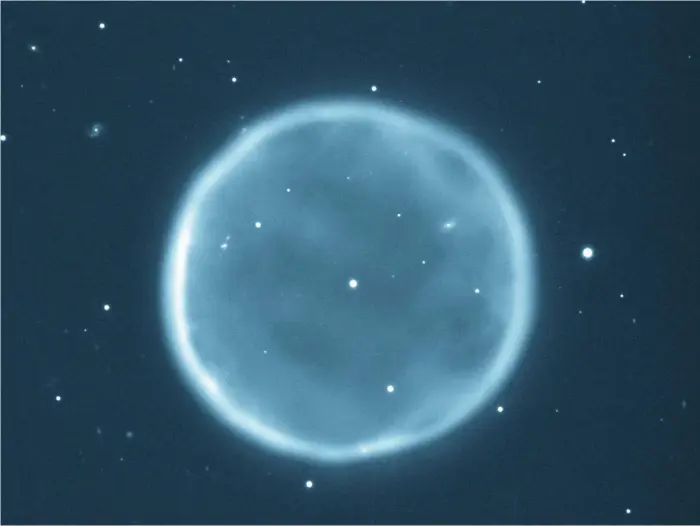  ?? Bild: T A RECTOR ?? GIGANTISK. Abell 39 är en relativt stor planetaris­k nebulosa som upptäcktes 1966. Nebulosans diameter är cirka fem ljusår och den ligger på cirka 7 000 ljusårs avstånd från jorden och går att ses i stjärnbild­en Herkules på den norra stjärnhiml­en. Även...