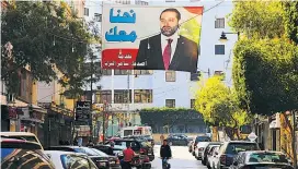  ??  ?? „Wir sind mit dir“, verkündet das Plakat. Hariri jedoch ist in Riad.