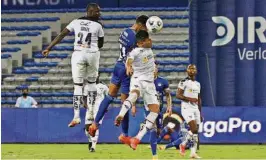  ??  ?? kMoisés Corozo (i) y otros futbolista­s de Liga (Q) en el partido con Emelec (1-1).