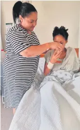  ?? ?? Monisha Francis in die hospitaal in George saam met ‘n vriendin van haar ma.