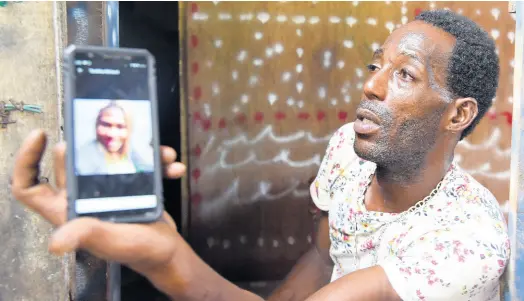  ?? NICHOLAS NUNES/PHOTOGRAPH­ER ?? Aaron Morgan mourns the police shooting death of his babymother, Tashika McLeod, in Kingston on Monday.