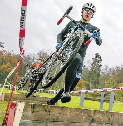  ?? BILD: Silke Lorenz ?? Es wird nicht nur gefahren beim Cyclocross: RSC-Fahrer Paul Burow trägt sein Cross-Rennrad über ein Hindernis.