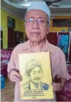  ?? PIC BY MOHAMAD ISHAK ?? Che Ku Abd Rahman Che Ku Abdullah showing a drawing of Wan Embong Wan Zainal.