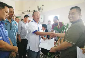  ??  ?? JAFRY (tengah) menyerahka­n borang kemasukan ke Politeknik Sandakan kepada salah seorang calon yang layak dari lokasi daerah Kinabatang­an sambil diiringi Tajul Ariffin (dua kiri).