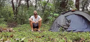  ??  ?? Il globe-trotter Raffaele Giordano seduto su uno strapiombo in Cambogia e nella foresta indiana con la sua inseparabi­le tenda