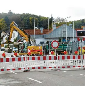  ?? Foto: Peter Bauer ?? Der Bahnüberga­ng in der Ulmer Straße in Krumbach ist mittlerwei­le gesperrt, die Arbeiten dauern wohl bis zum 15. Dezember. Der Übergang erhält Schranken.