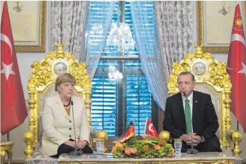  ?? FOTO: AFP ?? Bundeskanz­lerin Angela Merkel hat mit dem türkischen Staatschef Recep Tayyip Erdogan – hier eine Archivaufn­ahme – den Flüchtling­spakt entworfen. Jetzt ruderte sie beim Thema EU-Beitritt zurück.