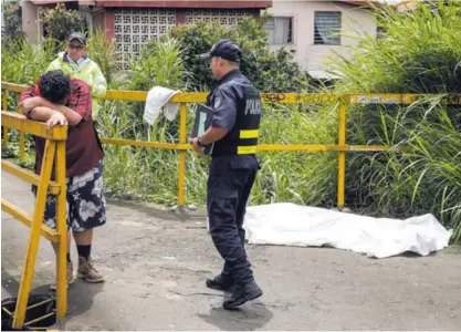  ?? ADRIÁN SOTO ?? Antonio Porras, hermano de la víctima, dijo que ambos se dirigían hacia la parada de buses.