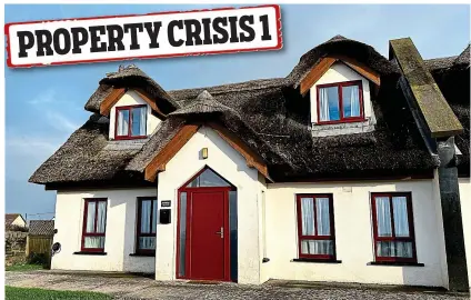  ?? ?? Planning dispute: The property, with its contentiou­s thatched roof, in Kilmore Quay, Co. Wexford PROPERTY CRISIS 1