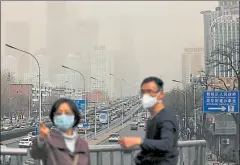  ?? Fotos: efe ?? • La contaminac­ión atmosféric­a, como la de Pekín, causa siete millones de muertes al año en todo el mundo.