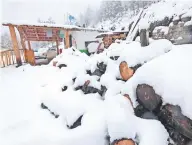  ??  ?? En Toluca se registró la caída de hasta 50 centímetro­s de nieve en algunas zonas, lo que dificultó las jornadas de los vecinos.