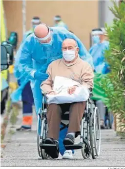  ?? ERASMO FENOY ?? Una persona es trasladada por un sanitario en una residencia de Cádiz.