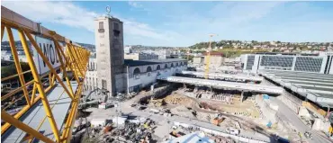  ?? Foto: dpa/Sebastian Gollnow ?? Unübersehb­ar: die Baugrube neben dem alten Stuttgarte­r Bahnhof