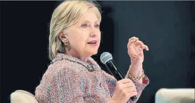  ?? ANDREW HARNIK / AP ?? Hillary Clinton, en un acto en Los Ángeles el pasado 28 de junio