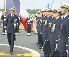  ?? (Photos M. Sk.) ?? « Nous devons avancer ensemble être solidaires. » Première revue d’équipage pour le capitaine de frégate Harismendy, nouveau commandant du Courbet.