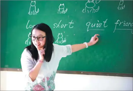  ?? PROVIDED TO CHINA DAILY ?? Chen Chen, a Teach for China volunteer, teaches an English class at Xinhe Primary School in Dazhai village, Yunnan province.